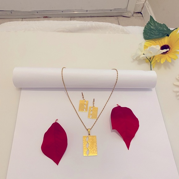 New Gold plated 18 carat durable earrings and necklace set - Picture 4 of 4